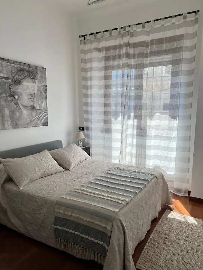 Rebecca'S Milano Collection: Repubblica Daire İtalya