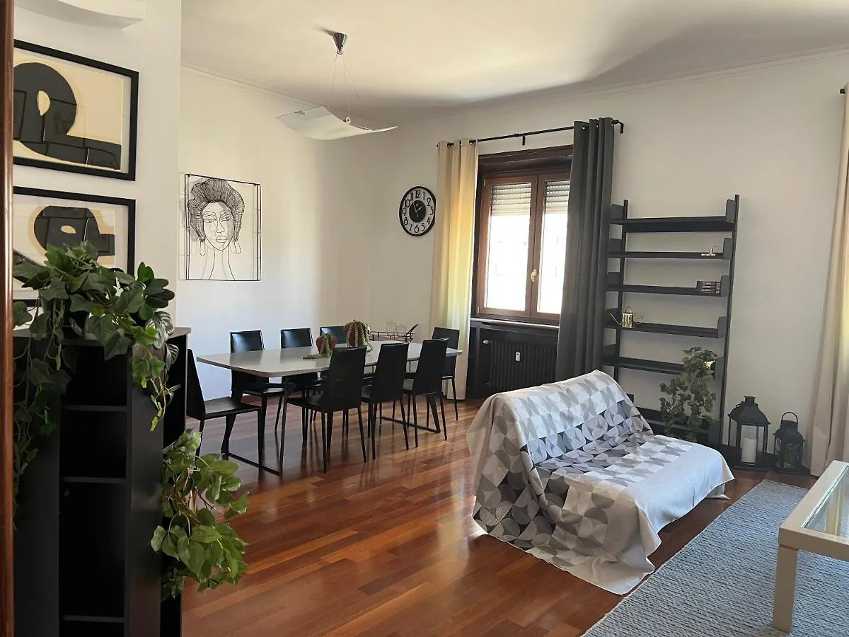 Rebecca'S Milano Collection: Repubblica Daire İtalya
